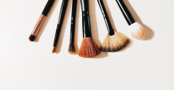 How to Pack Makeup Brushes for Travel